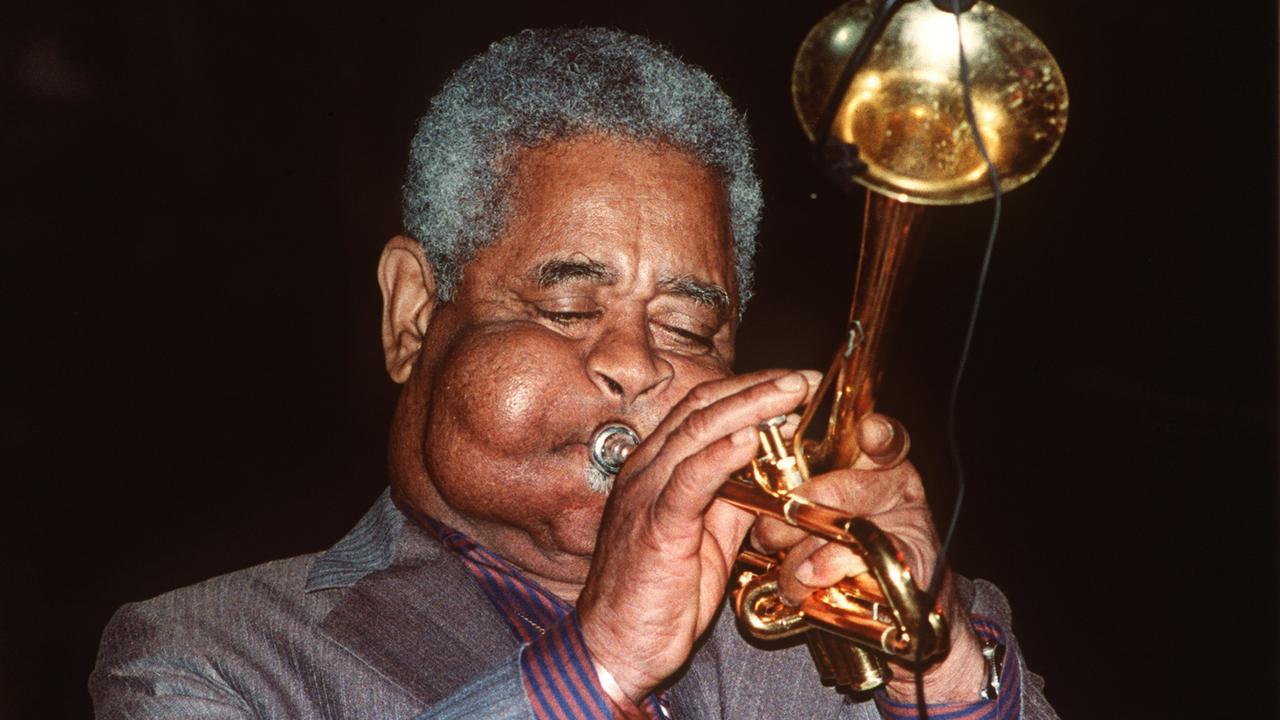 Der amerikanische Jazztrompeter Dizzy Gillespie (1917-1993) während eines Auftritts beim Jazzfestival im französichen Lyon am 13. Juli 1988. Der amerikanische Jazztrompeter Dizzy Gillespie (1917-1993) während eines Auftritts beim Jazzfestival im französichen Lyon am 13. Juli 1988.
