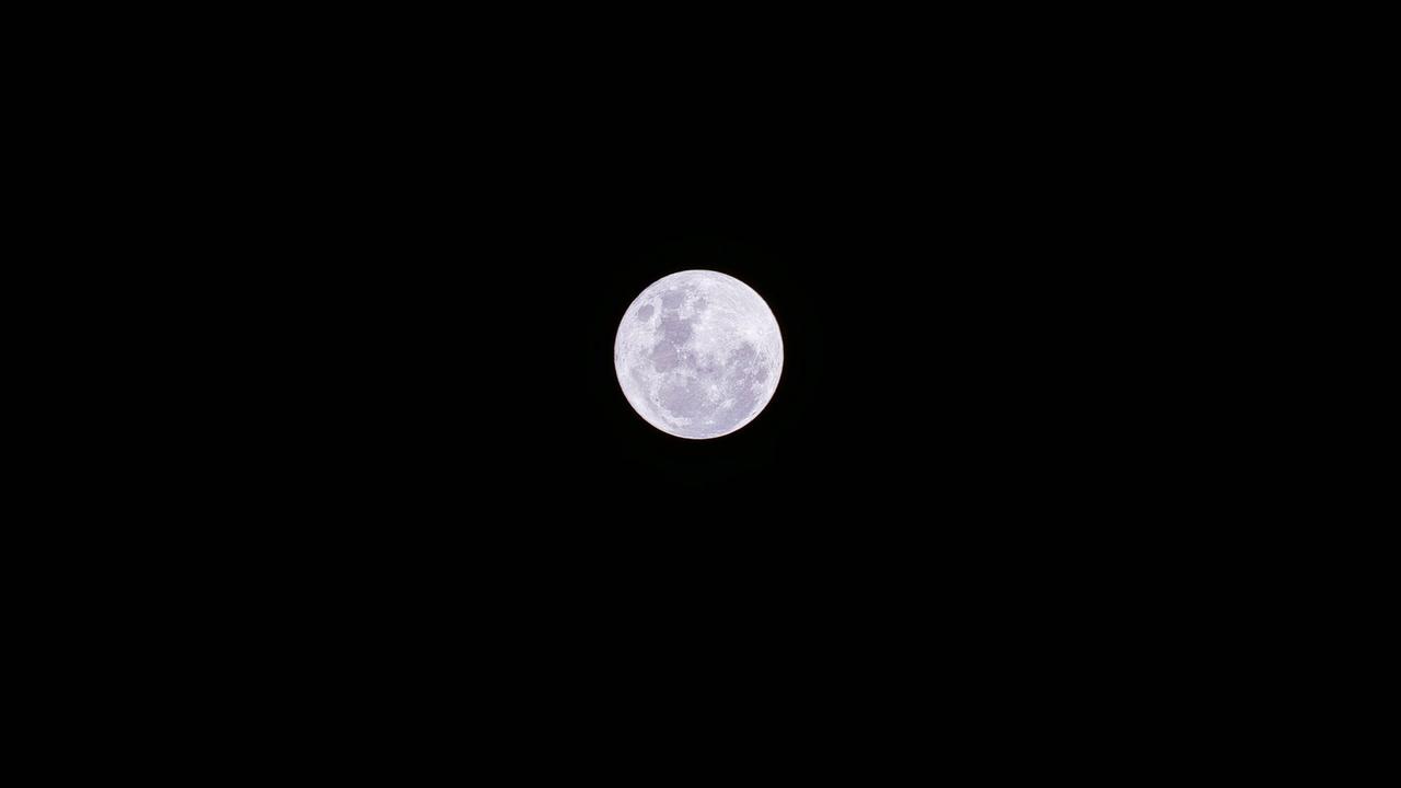 Der Mond in einer Weltraumaufnahme in einer Totalen.