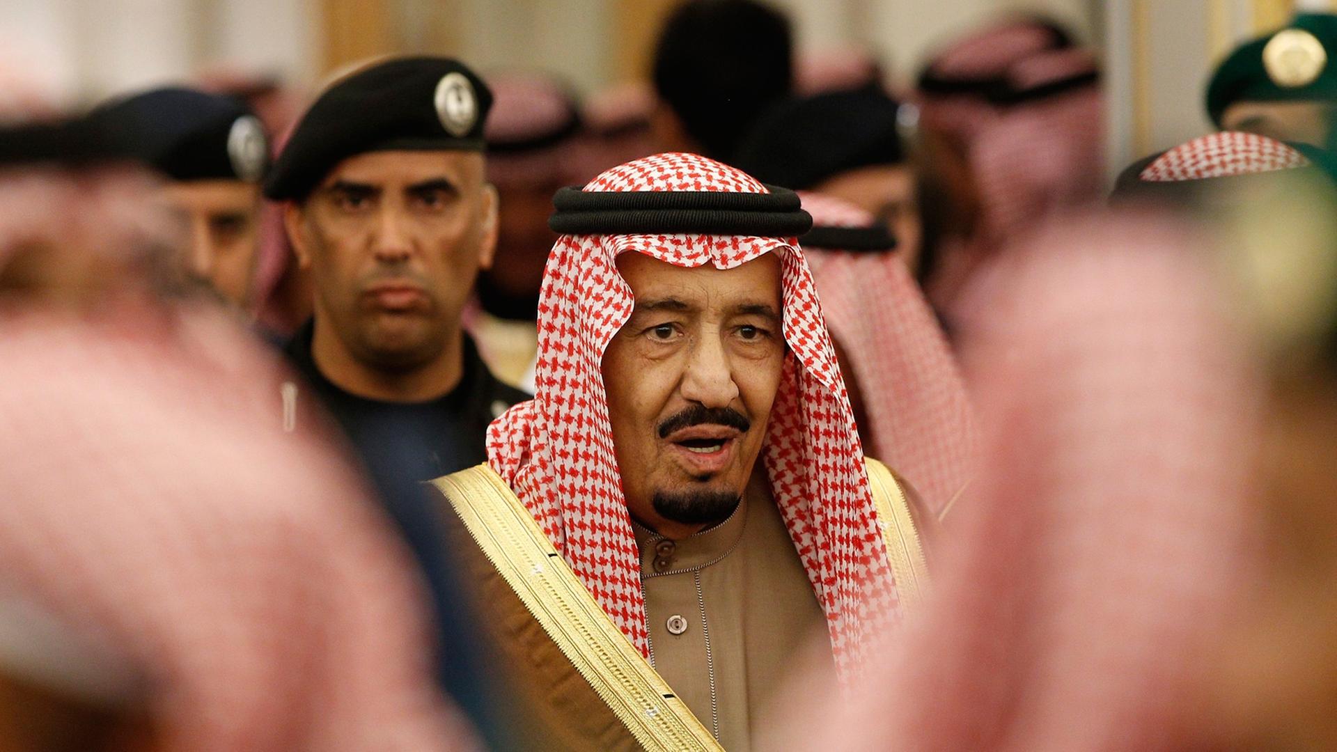 Der neue saudische König Salman bin Abdul-Aziz al-Saud bei einer Trauerfeier für seinen Vorgänger Abdullah. Der neue saudische König Salman bin Abdul-Aziz al-Saud bei einer Trauerfeier für seinen Vorgänger Abdullah.