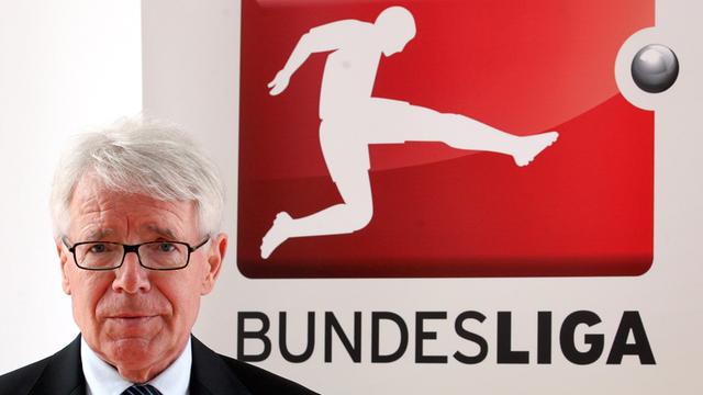 Der Präsident des Ligaverbandes, Reinhard Rauball, posiert am Donnerstag (28.04.2011) zu Beginn einer Pressekonferenz in Berlin. Rauball äußerte sich auf einer Pressekonferenz der DFL (Deutsche Fußball Liga) zum einjährigen Bestehen des Zehn-Punkte-Plans für mehr Sicherheit im Fußball.