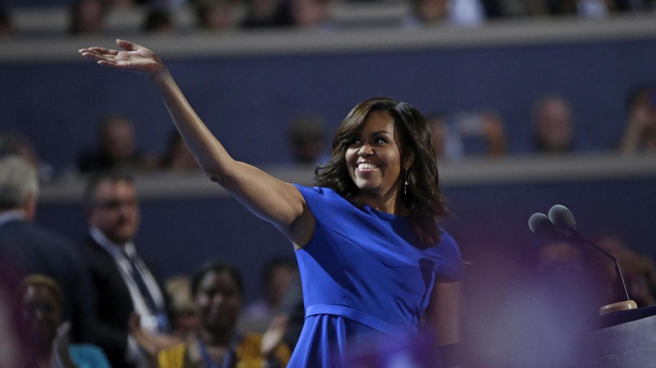 Michelle Obama winkt ins Publikum.