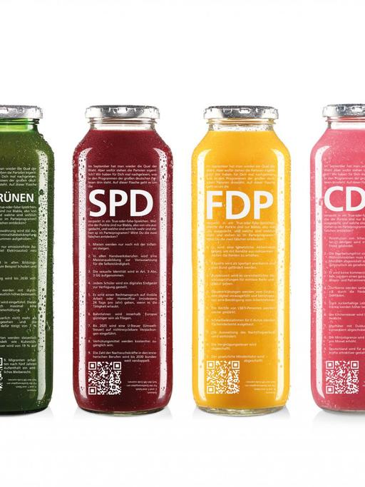Sechs Glasflaschen mit verschieden farbigen Smoothies. Beschriftet sind sie mit „Die Linken“, „Die Grünen“, SPD, FDP, CDU und AFD.