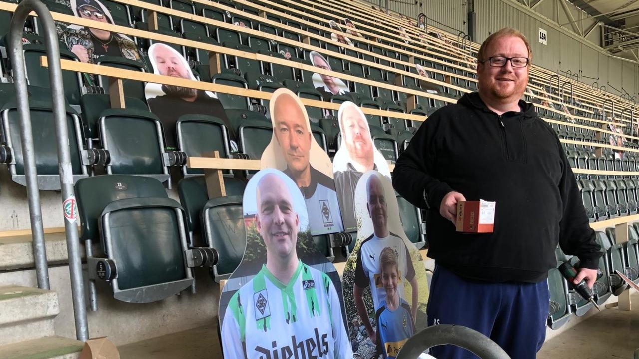 Pappkameraden werden im Stadion von Borussia Mönchengladbach montiert. Pappkameraden werden im Stadion von Borussia Mönchengladbach montiert.