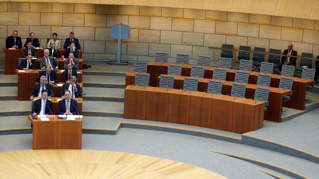 Der nordrhein-westfälische AfD Fraktion sitzt am 01.06.2017 in Düsseldorf (Nordrhein-Westfalen) im Landtag neben der leeren Regierungsbank. Die Verpflichtung der Abgeordneten, die Wahl des Präsidiums und die erneute Einsetzung des Amri-Ausschusses stehen auf der Tagesordnung der ersten Sitzung des neu gewählten Parlaments.