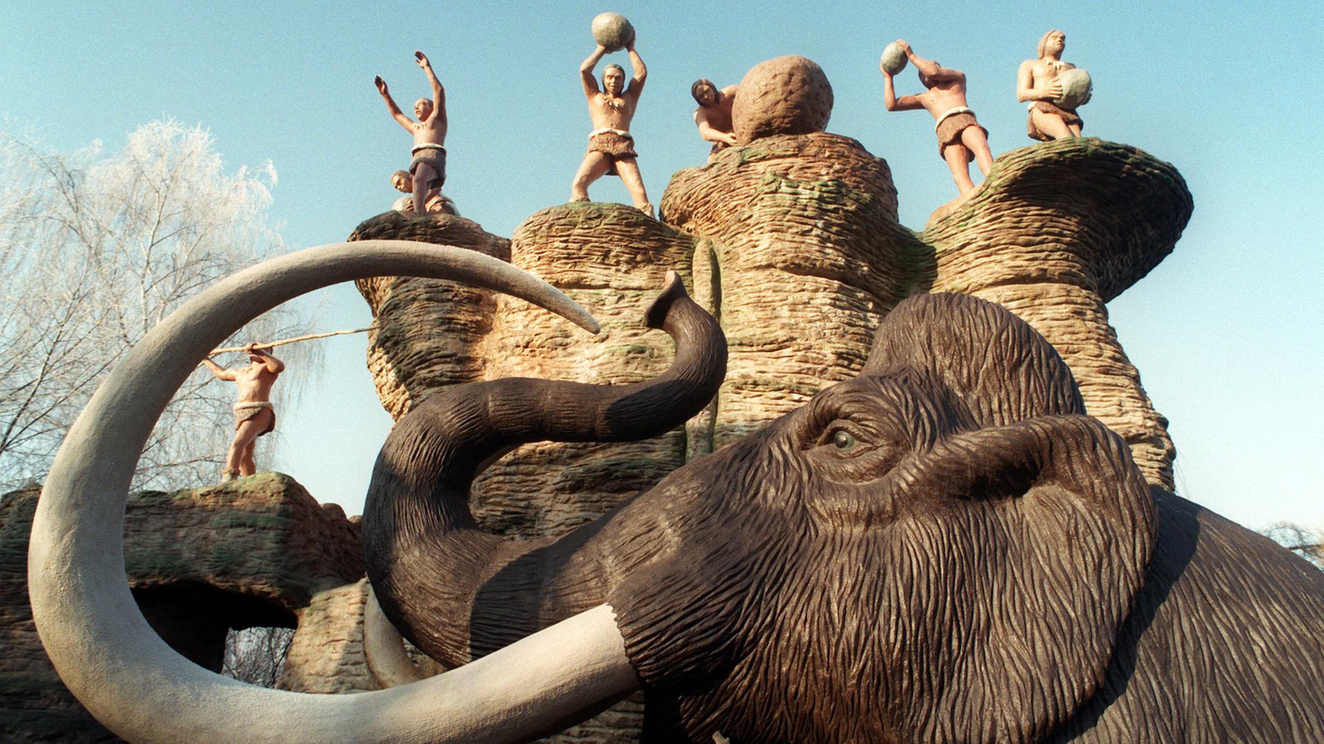 Der Kampf von Urmenschen gegen ein Mammut: Das Modell im Maßstab in Originalgröße ist in einem privaten Saurierpark in der ostsächsischen Gemeinde Kleinwelka zu sehen. Der Kampf von Urmenschen gegen ein Mammut: Das Modell im Maßstab in Originalgröße ist in einem privaten Saurierpark in der ostsächsischen Gemeinde Kleinwelka zu sehen.
