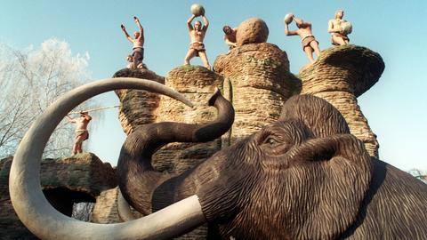 Der Kampf von Urmenschen gegen ein Mammut: Das Modell im Maßstab in Originalgröße ist in einem privaten Saurierpark in der ostsächsischen Gemeinde Kleinwelka zu sehen.