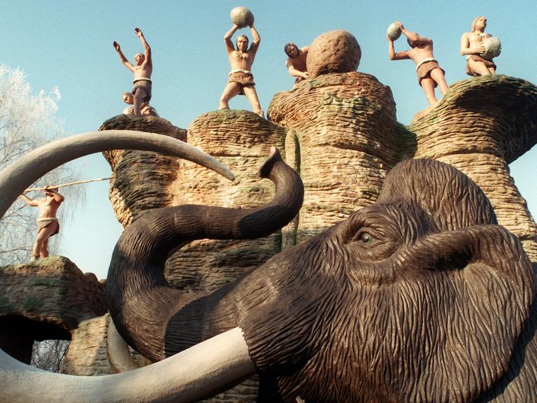 Der Kampf von Urmenschen gegen ein Mammut: Das Modell im Maßstab in Originalgröße ist in einem privaten Saurierpark in der ostsächsischen Gemeinde Kleinwelka zu sehen.