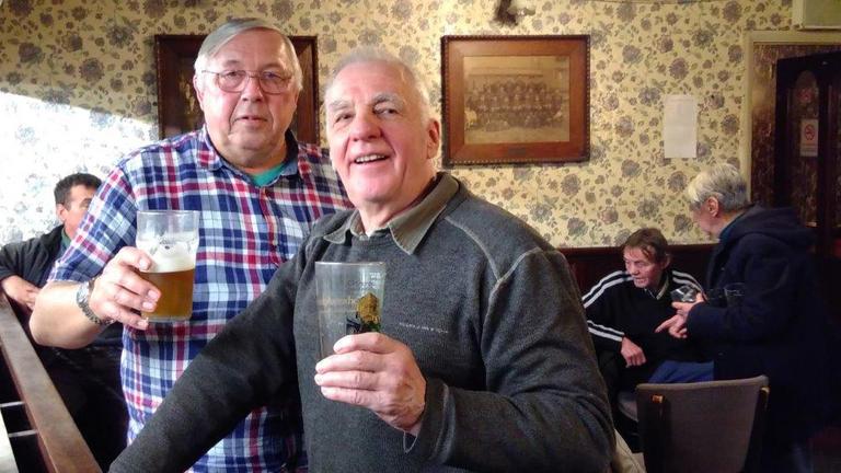 Gemeinsames Pint trotz Brexit: Bill Lawrence und David Molden Gemeinsames Pint trotz Brexit: Bill Lawrence und David Molden