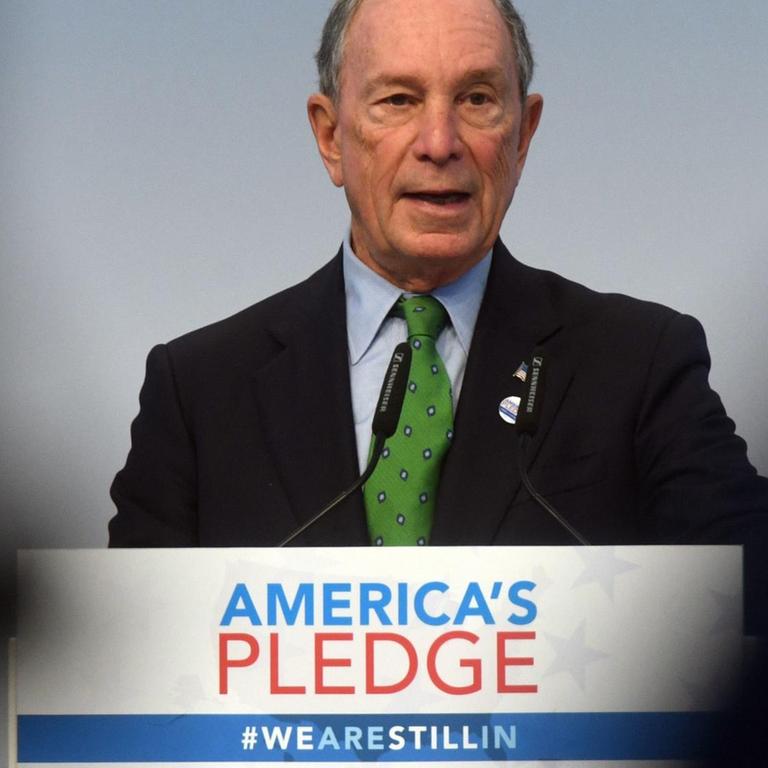 Der ehemaligen New Yorker Bürgermeister Michael Bloomberg spricht am 11.11.2017 bei der Weltklimakonferenz im Zelt der Klimainitiative "America's Pledge".