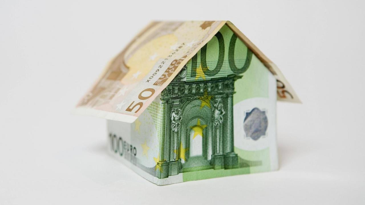 Euro Banknoten, die zu einem Haus gefaltet sind. Euro Banknoten, die zu einem Haus gefaltet sind.