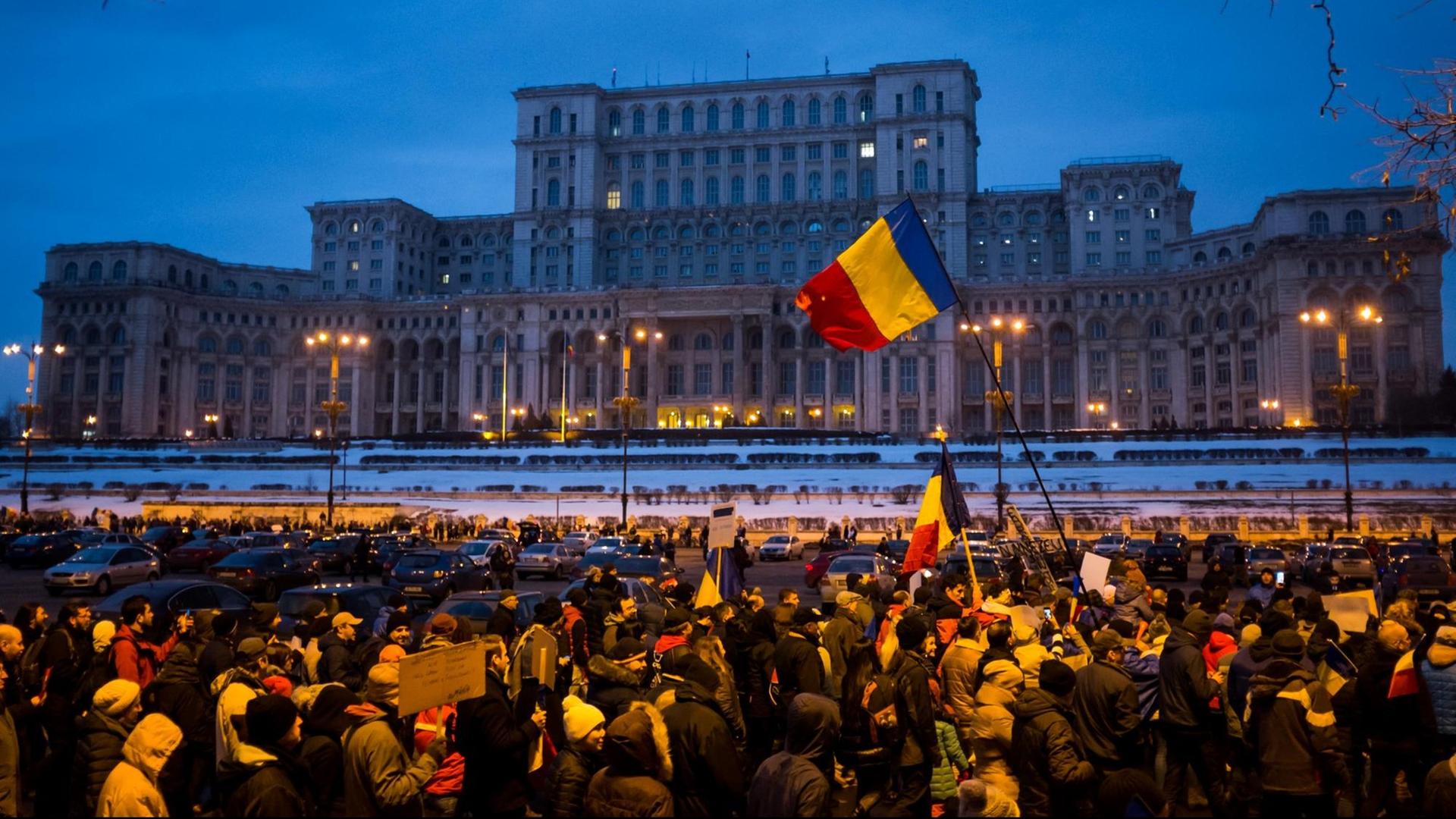 Menschen in der rumänischen Hauptstadt Bukarest protestieren vor dem Parlament gegen die Lockerung der Anti-Korruptionsgesetze. Menschen in der rumänischen Hauptstadt Bukarest protestieren vor dem Parlament gegen die Lockerung der Anti-Korruptionsgesetze.