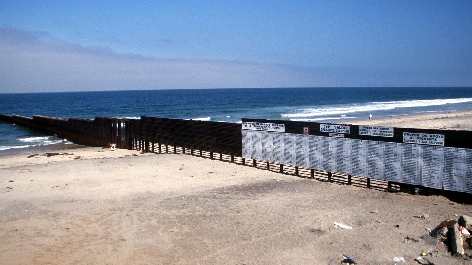 Ein Zaun, der bis in den Pazifik hinreicht, trennt die Grenze zwischen Tijuana in Mexiko (l) und San Diego im US-Bundesstaat Kalifornien Ein Zaun, der bis in den Pazifik hinreicht, trennt die Grenze zwischen Tijuana in Mexiko (l) und San Diego im US-Bundesstaat Kalifornien