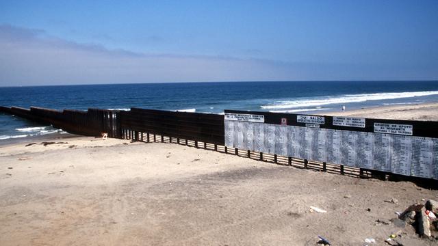 Ein Zaun, der bis in den Pazifik hinreicht, trennt die Grenze zwischen Tijuana in Mexiko (l) und San Diego im US-Bundesstaat Kalifornien