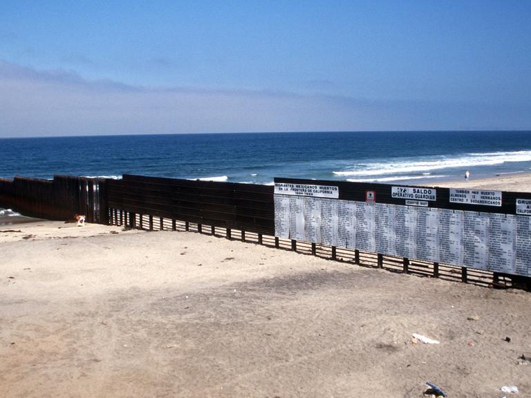 Ein Zaun, der bis in den Pazifik hinreicht, trennt die Grenze zwischen Tijuana in Mexiko (l) und San Diego im US-Bundesstaat Kalifornien