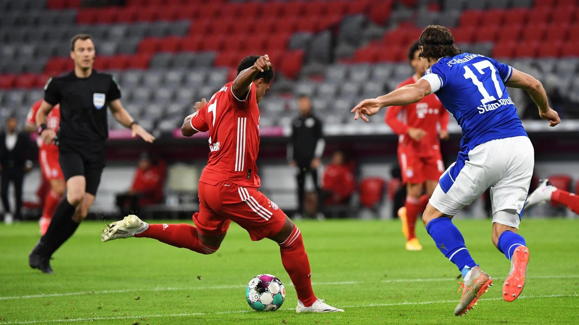 Der Fußball-Spieler von Bayern München Serge Gnabry schießt den Ball. Der Fußball-Spieler von Bayern München Serge Gnabry schießt den Ball.