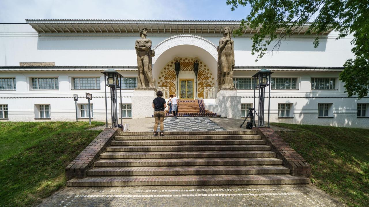 Besucher stehen auf der Mathildenhöhe vor dem Ernst-Ludwig-Haus. Besucher stehen auf der Mathildenhöhe vor dem Ernst-Ludwig-Haus.