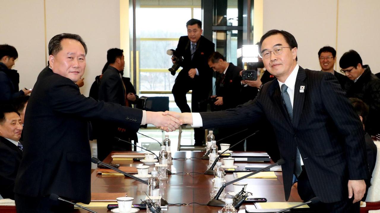 Südkoreas Vereinigungsminister und Delegationsleiter Cho Myoung Gyon (r) und sein nordkoreanischer Amtskollege Ri Son Gwon in Panmunjom. Südkoreas Vereinigungsminister und Delegationsleiter Cho Myoung Gyon (r) und sein nordkoreanischer Amtskollege Ri Son Gwon in Panmunjom.