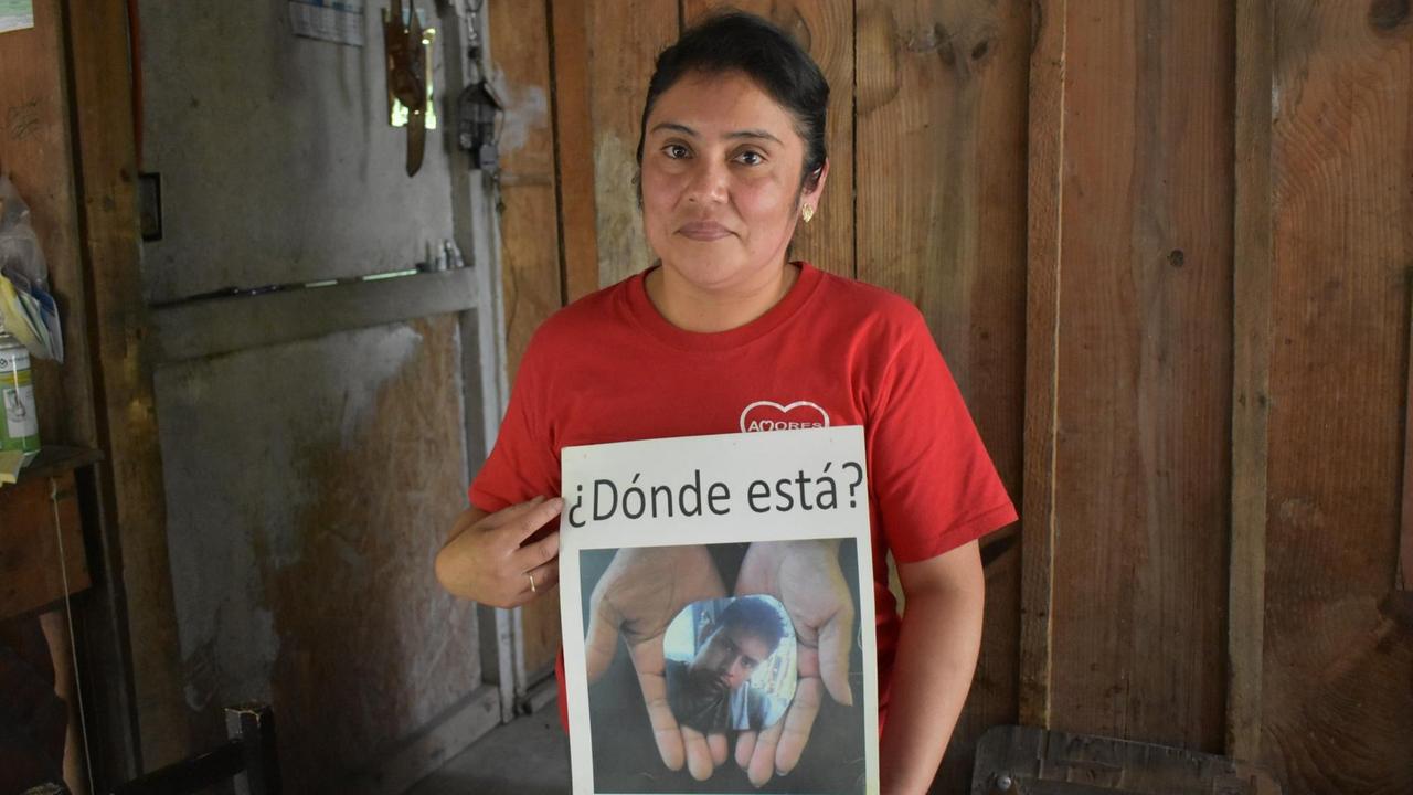 Luz María Durán - Mutter des verschwundenen Israel - hält sein Bild in die Kamera Luz María Durán - Mutter des verschwundenen Israel - hält sein Bild in die Kamera