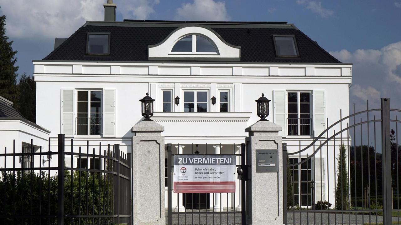 Neuerbaute Herrschaftliche Villa am Stadtrand von Bad Wörishofen im Allgäu. Neuerbaute Herrschaftliche Villa am Stadtrand von Bad Wörishofen im Allgäu.