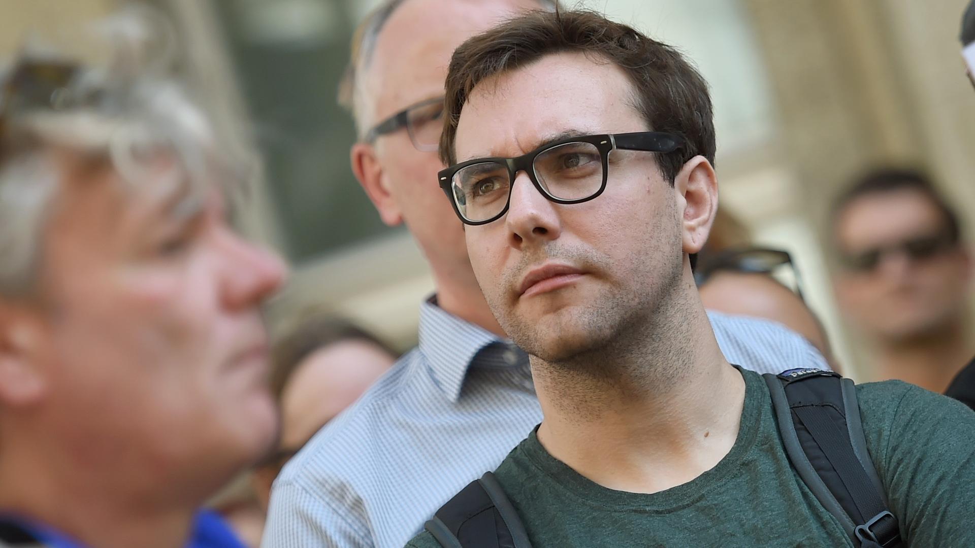 Der US-amerikanische Internetaktivist Jacob Appelbaum nimmt am 01.08.2015 in Berlin bei der Demonstration von Internetaktivisten für Pressefreiheit im Zusammenhang mit dem Vorwurf des Landesverrats der Journalisten des Bloggs netzpolitik.org teil. Der US-amerikanische Internetaktivist Jacob Appelbaum nimmt am 01.08.2015 in Berlin bei der Demonstration von Internetaktivisten für Pressefreiheit im Zusammenhang mit dem Vorwurf des Landesverrats der Journalisten des Bloggs netzpolitik.org teil.