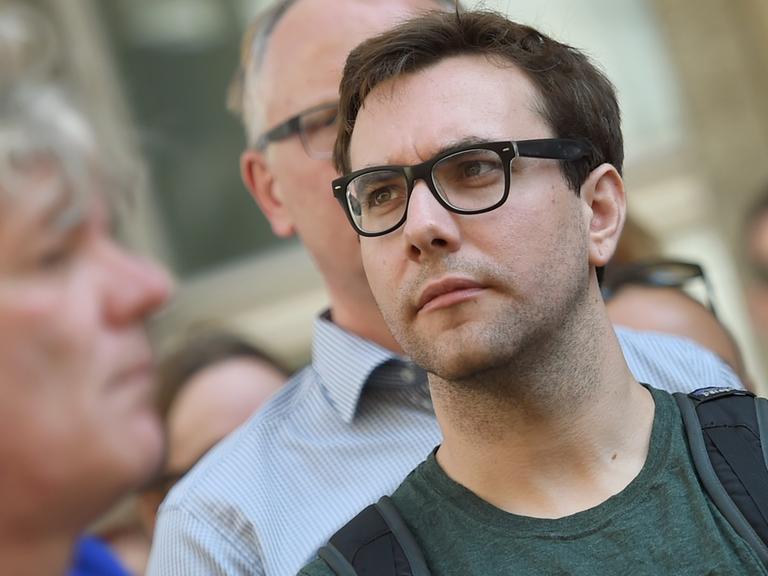Der US-amerikanische Internetaktivist Jacob Appelbaum nimmt am 01.08.2015 in Berlin bei der Demonstration von Internetaktivisten für Pressefreiheit im Zusammenhang mit dem Vorwurf des Landesverrats der Journalisten des Bloggs netzpolitik.org teil.