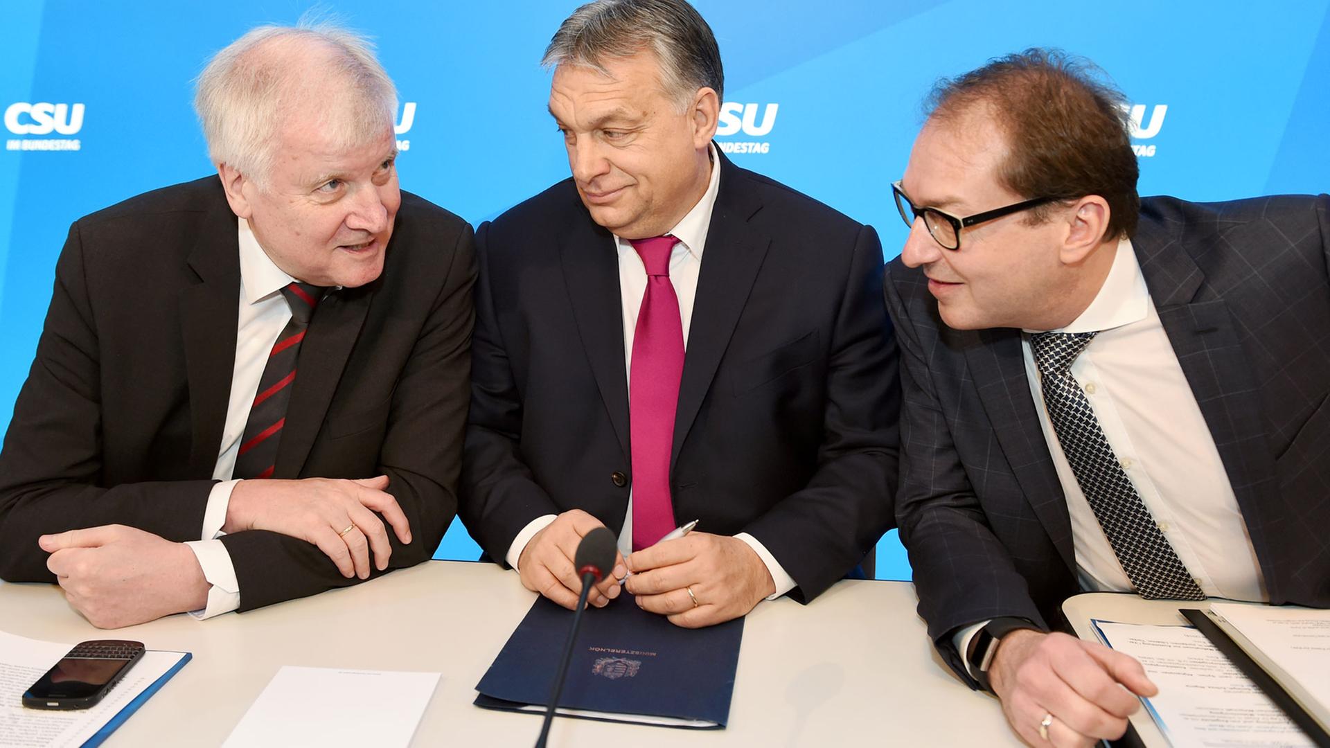 CSU-Parteichef Horst Seehofer (l-r), der Ministerpräsident von Ungarn, Viktor Orbán, und Landesgruppenchef Alexander Dobrindt befinden sich am 05.01.2018 in Seeon (Bayern), im Kloster Seeon bei der Winterklausur der CSU-Landesgruppe. CSU-Parteichef Horst Seehofer (l-r), der Ministerpräsident von Ungarn, Viktor Orbán, und Landesgruppenchef Alexander Dobrindt befinden sich am 05.01.2018 in Seeon (Bayern), im Kloster Seeon bei der Winterklausur der CSU-Landesgruppe.
