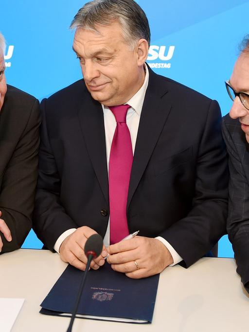 CSU-Parteichef Horst Seehofer (l-r), der Ministerpräsident von Ungarn, Viktor Orbán, und Landesgruppenchef Alexander Dobrindt befinden sich am 05.01.2018 in Seeon (Bayern), im Kloster Seeon bei der Winterklausur der CSU-Landesgruppe.