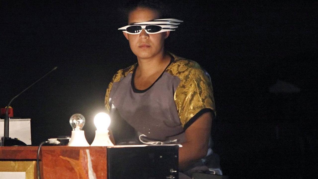 Die Performerin Simone Dede Ayivi in einer Szene des Stücks "Black Bismarck" von andcompany & Co. im Theater HAU 2 in Berlin Die Performerin Simone Dede Ayivi in einer Szene des Stücks "Black Bismarck" von andcompany & Co. im Theater HAU 2 in Berlin