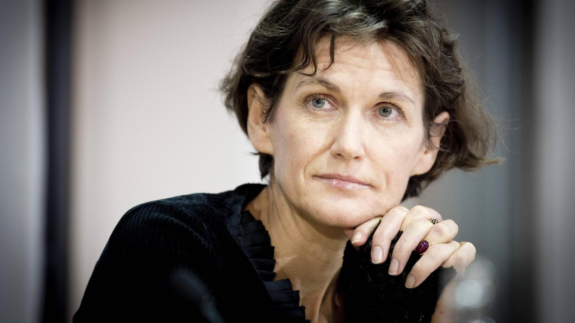 Schriftstellerin Janne Teller schaut seitlich in die Kamera vor einem grauen Hintergrund. Schriftstellerin Janne Teller schaut seitlich in die Kamera vor einem grauen Hintergrund.