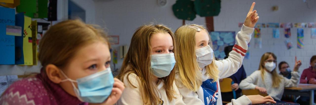 Eine Schülerin einer 4. Klasse hebt im Unterricht an der Grundschule Russee in Kiel die Hand. Eine Schülerin einer 4. Klasse hebt im Unterricht an der Grundschule Russee in Kiel die Hand.