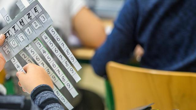 Schüler einer 4. Klasse einer Grundschule in Schwerin arbeiten mit sechsstelligen Zahlen.