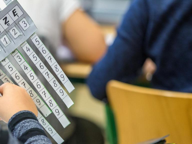 Schüler einer 4. Klasse einer Grundschule in Schwerin arbeiten mit sechsstelligen Zahlen.