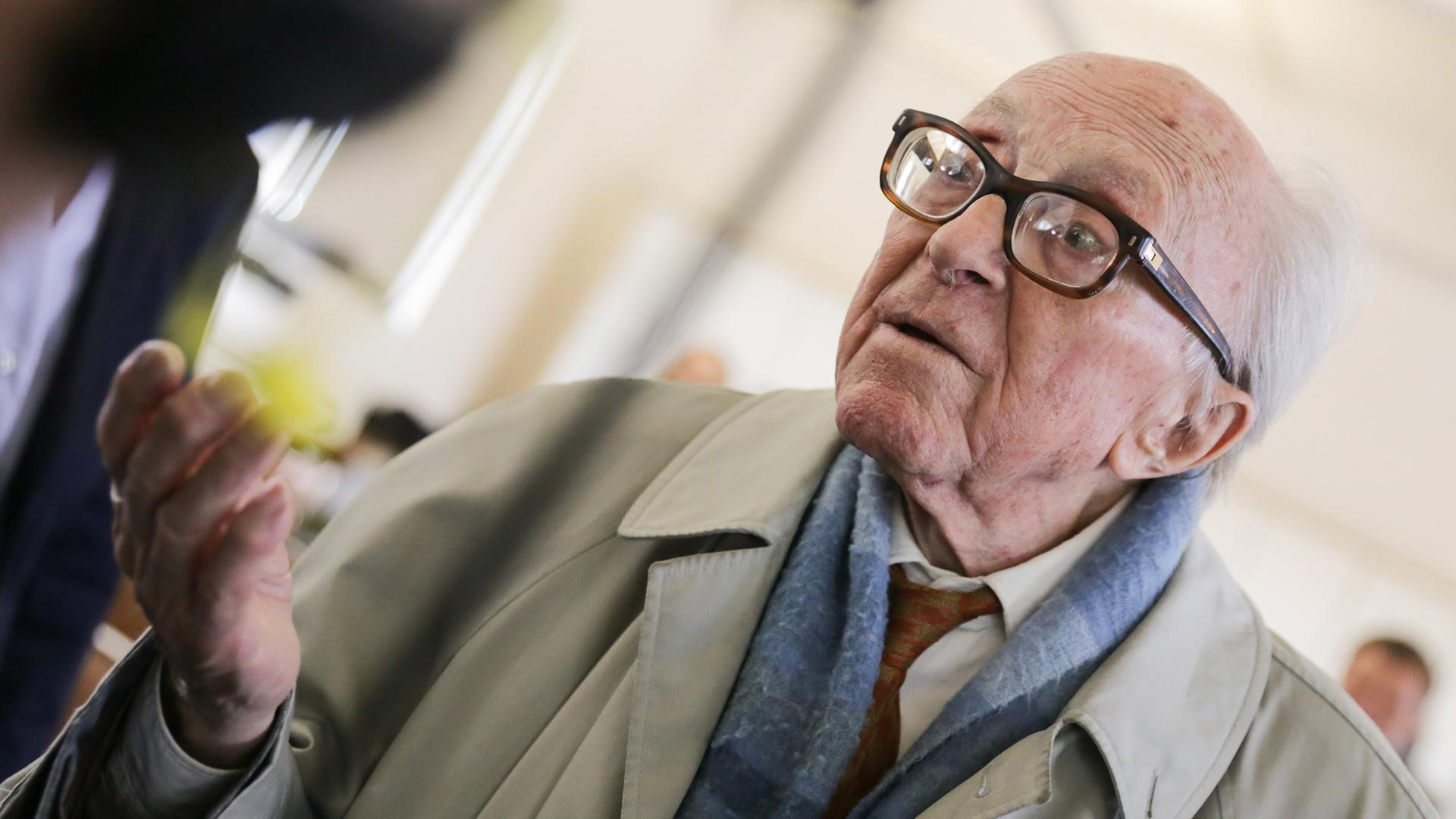 Der Schriftsteller und Überlebende mehrerer Konzentrationslager, Boris Pahor, spricht am 25.06.2014 in Hamburg in der KZ Gedenkstätte Neuengamme bei der Eröffnung der Ausstellung «Letzte Zeugen - Erinnerungen von Häftlingen der faschistischen Lager». Der Schriftsteller und Überlebende mehrerer Konzentrationslager, Boris Pahor, spricht am 25.06.2014 in Hamburg in der KZ Gedenkstätte Neuengamme bei der Eröffnung der Ausstellung «Letzte Zeugen - Erinnerungen von Häftlingen der faschistischen Lager».