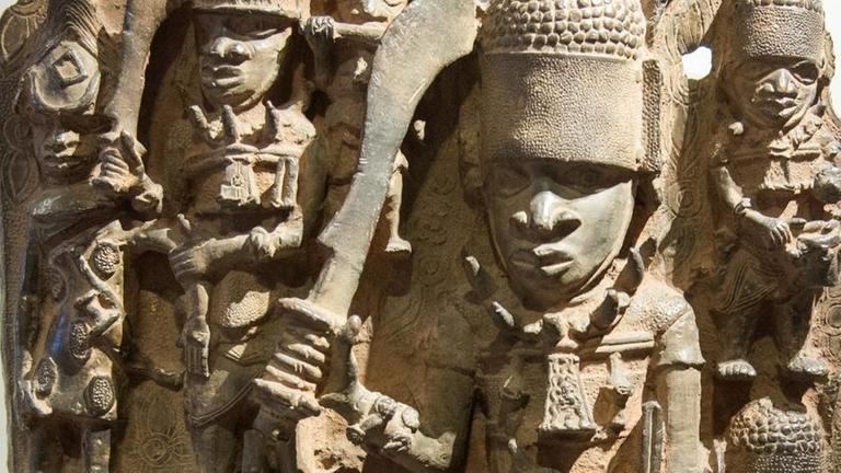 Benin Bronzen - Skulpturen aus dem Königreich Benin hinter einer Vitrine...</p>

                        <a href=