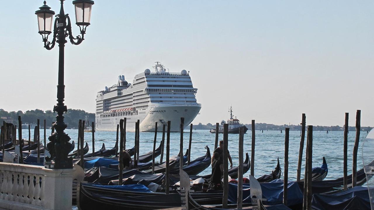 Das für mehr als 2.500 Passagiere ausgelegte Kreuzfahrtschiff MSC Magnifica befährt am 09.08.2015 den Canale di S. Marco in Richtung Stadthafen. Im Vordergrund Gondeln an der Riva degli Schiavoni. Das für mehr als 2.500 Passagiere ausgelegte Kreuzfahrtschiff MSC Magnifica befährt am 09.08.2015 den Canale di S. Marco in Richtung Stadthafen. Im Vordergrund Gondeln an der Riva degli Schiavoni.