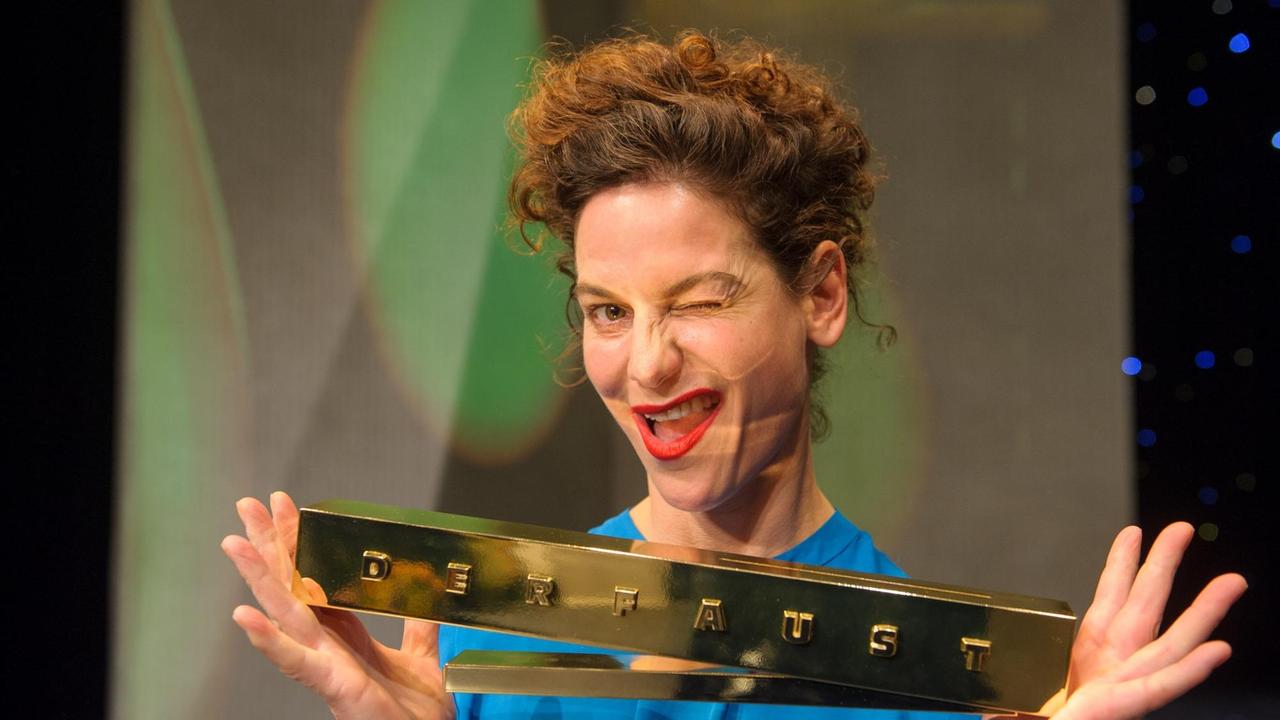 Die Schauspielerin Bibiana Beglau posiert am 14.11.2015 nach der Verleihung des Theaterpreises des Deutschen Bühnenvereins "Der Faust" im Saarländischen Staatstheater in Saarbrücken mit ihrem Preis. Die Schauspielerin Bibiana Beglau posiert am 14.11.2015 nach der Verleihung des Theaterpreises des Deutschen Bühnenvereins "Der Faust" im Saarländischen Staatstheater in Saarbrücken mit ihrem Preis.