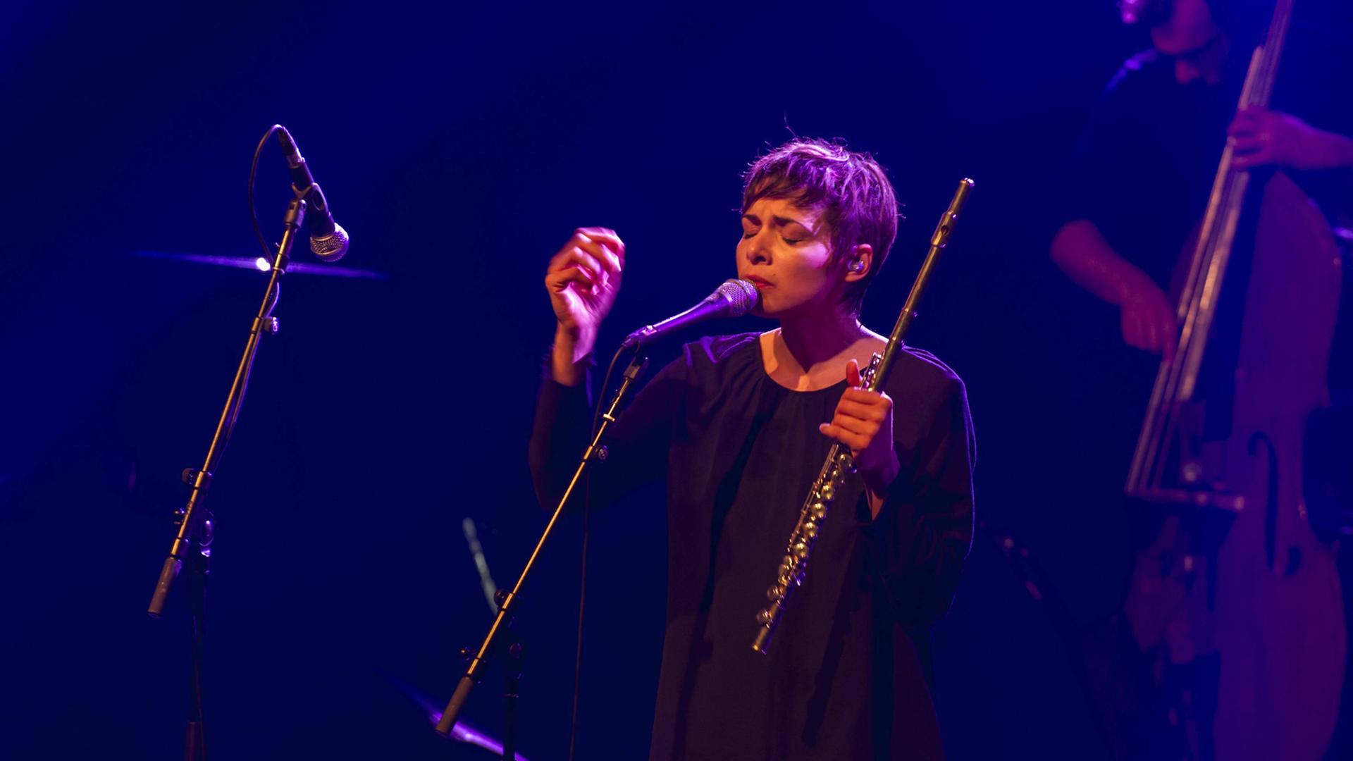 Die belgische Jazz-Pop-Sängerin Melanie De Biasio steht bei einem Konzert am 22. Dezember 2013 in Brüssel vor einem Mikrofon. Die belgische Jazz-Pop-Sängerin Melanie De Biasio steht bei einem Konzert am 22. Dezember 2013 in Brüssel vor einem Mikrofon.
