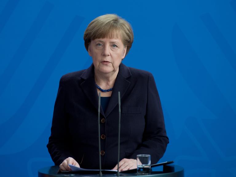 Bundeskanzlerin Angela Merkel (CDU) gibt am 24.03.2015 im Kanzleramt in Berlin eine Erklärung zum Absturz der Germanwings-Maschine in Frankreich ab.