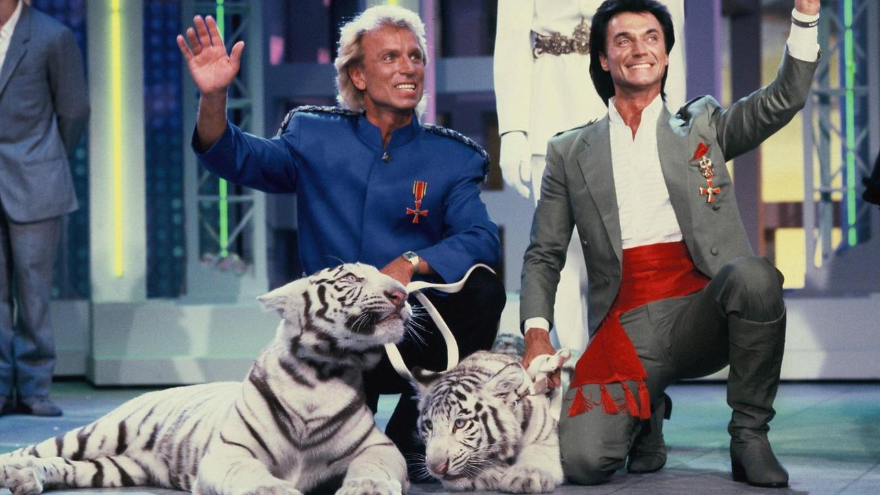 Siegfried (l.) und Roy bei einem Fernsehauftritt mit Ihren weißen Tigern im Juni 1987. Siegfried (l.) und Roy bei einem Fernsehauftritt mit Ihren weißen Tigern im Juni 1987.