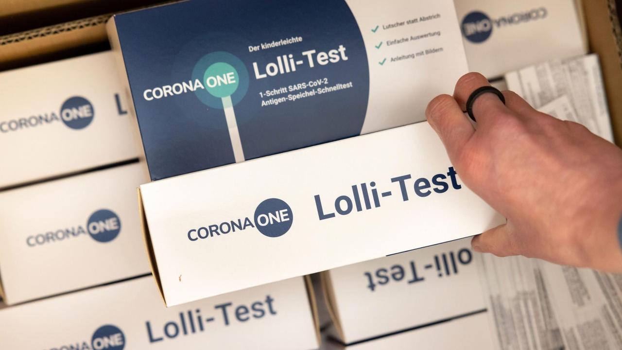 Im Bild sind in Schachteln verpackte sogenannte "Lolli-Tests" für Grundschüler zu sehen. 