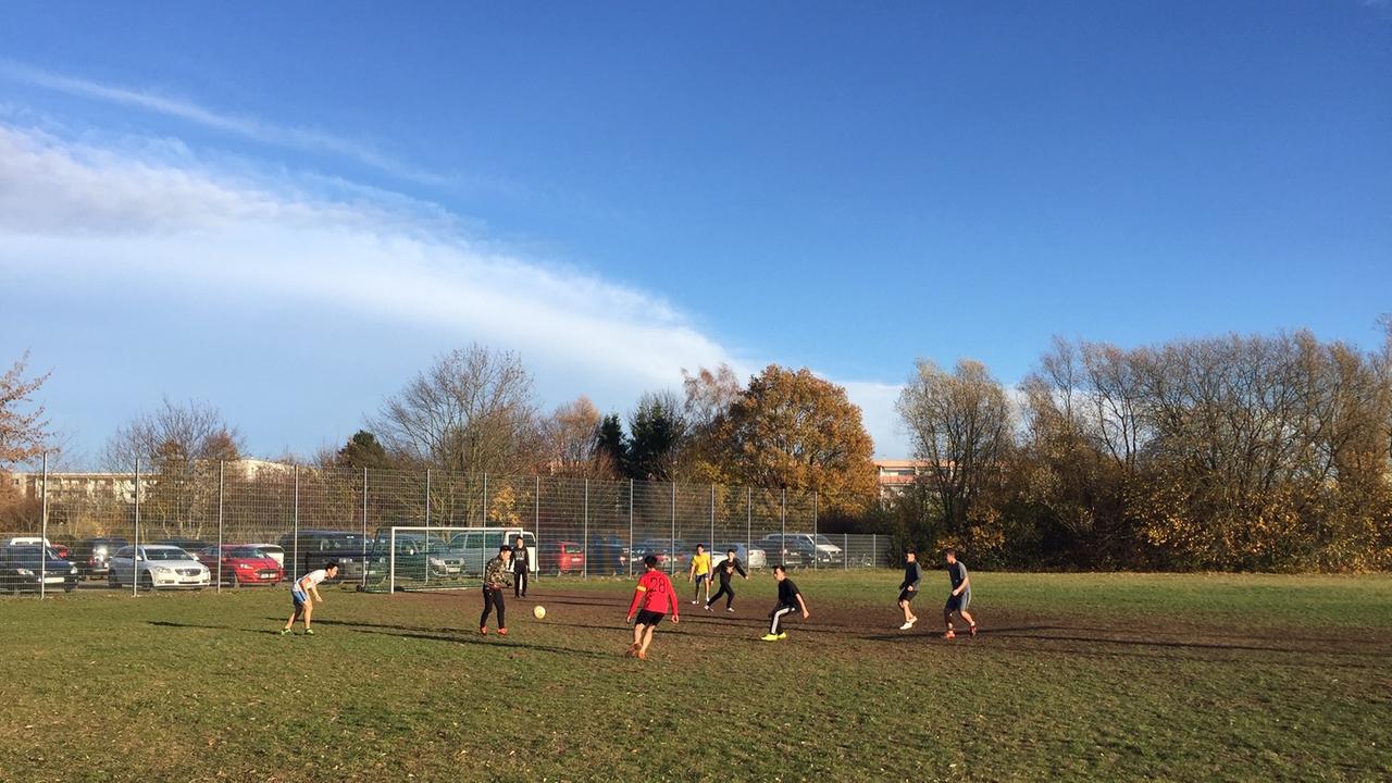 Auf einem Fußballplatz spielen Kinder Fußball. Auf einem Fußballplatz spielen Kinder Fußball.