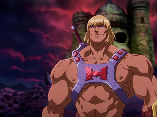 Still aus der Animationsserie "Masters of the Universe: Revelation": Ein äußert muskulöser Mann mit blonden Haaren und einem außer etwas Rüstung nackten Oberkörper, bewaffnet mit einem Schwert, steht vor einer Burg und einem rötlich-dunkel verfärbten Himmel.
