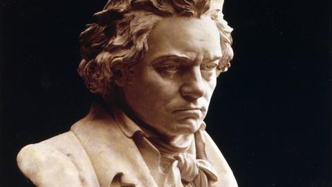 Büste des Komponisten mit wildem Haar und typisch geknotetem Halstuch.