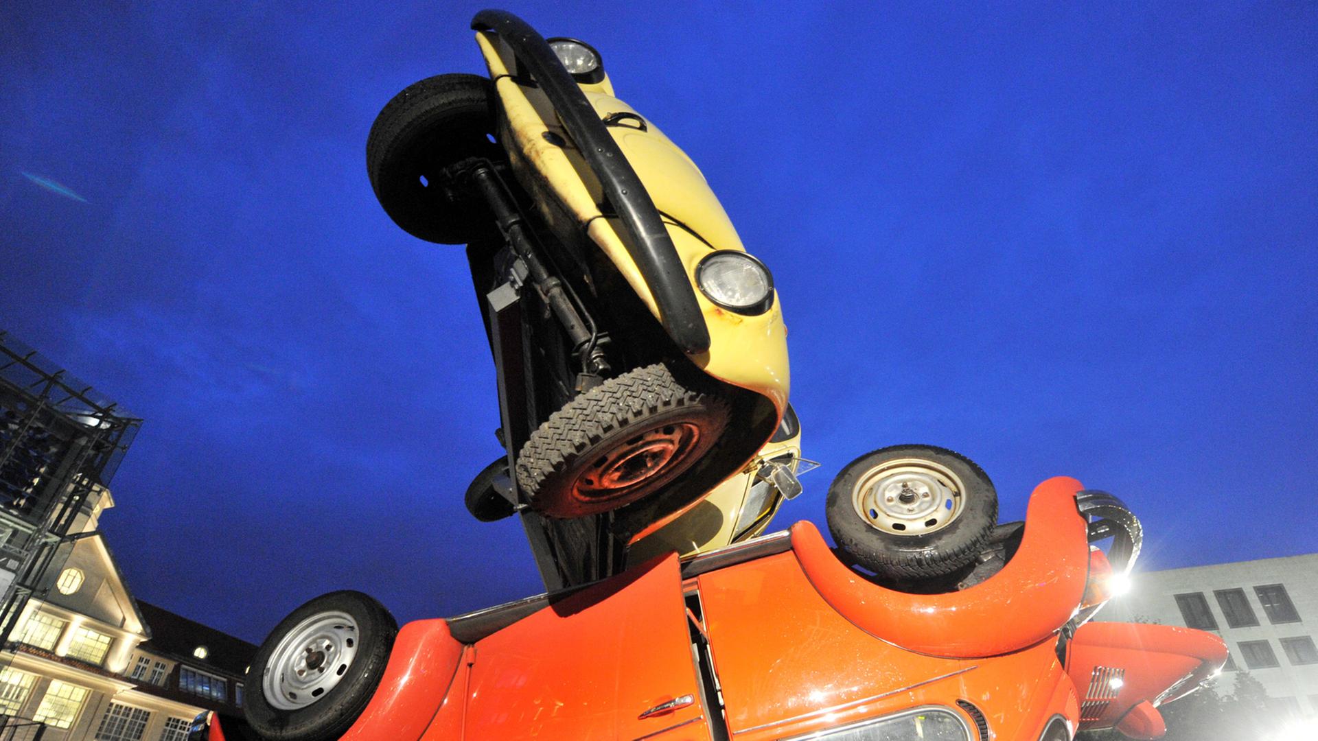 Zwei Käfer aufeinander: Eine Auto-Skulptur von Hans Hollein - in Karlsruhe 2011