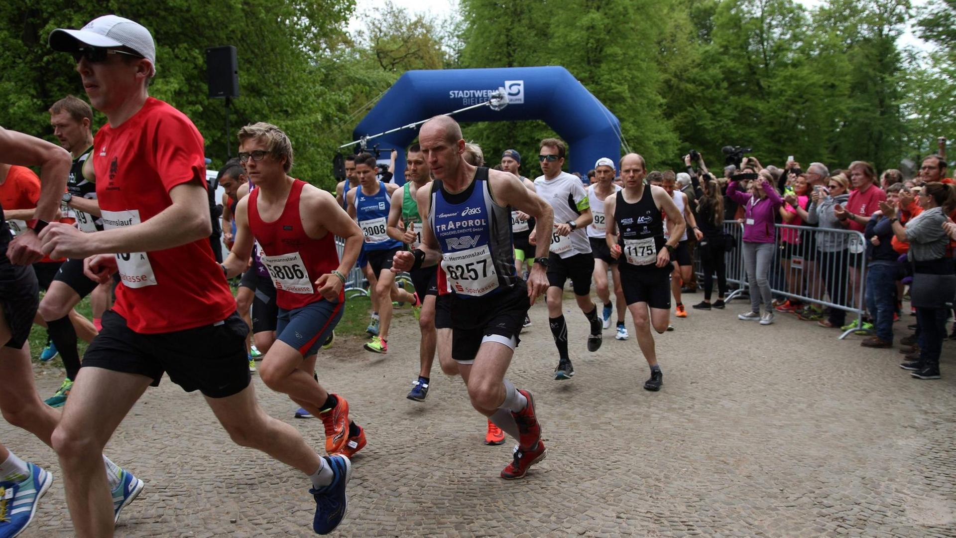 Männer beim Hermannslauf in Detmold am 29. April 2018. Männer beim Hermannslauf in Detmold am 29. April 2018.