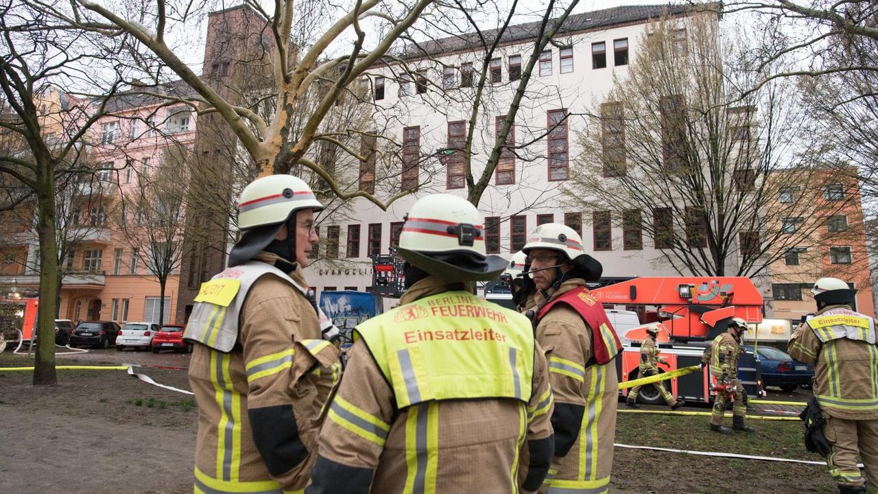 Das Foto zeigt die Berliner Feuerwehr im Einsatz. Einsatzkräfte löschen einen Wohnungsbrand in der Schillerpromenade. Das Foto zeigt die Berliner Feuerwehr im Einsatz. Einsatzkräfte löschen einen Wohnungsbrand in der Schillerpromenade.