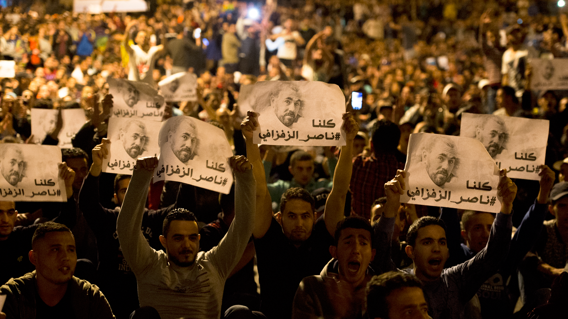 In der nordmarokkanischen Stadt Al Hoceima halten Demonstranten ein Bild von Nasser Zefzafi hoch, dem festgenommenen Anführer einer Protestbewegung hoch. In der nordmarokkanischen Stadt Al Hoceima halten Demonstranten ein Bild von Nasser Zefzafi hoch, dem festgenommenen Anführer einer Protestbewegung hoch.
