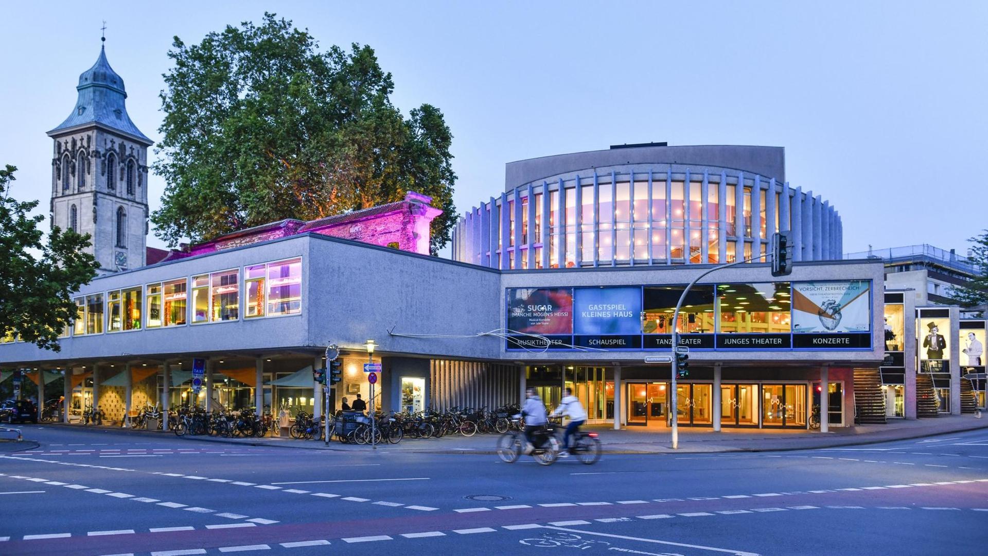 Straßenszene vor dem Theater in Münster. Straßenszene vor dem Theater in Münster.