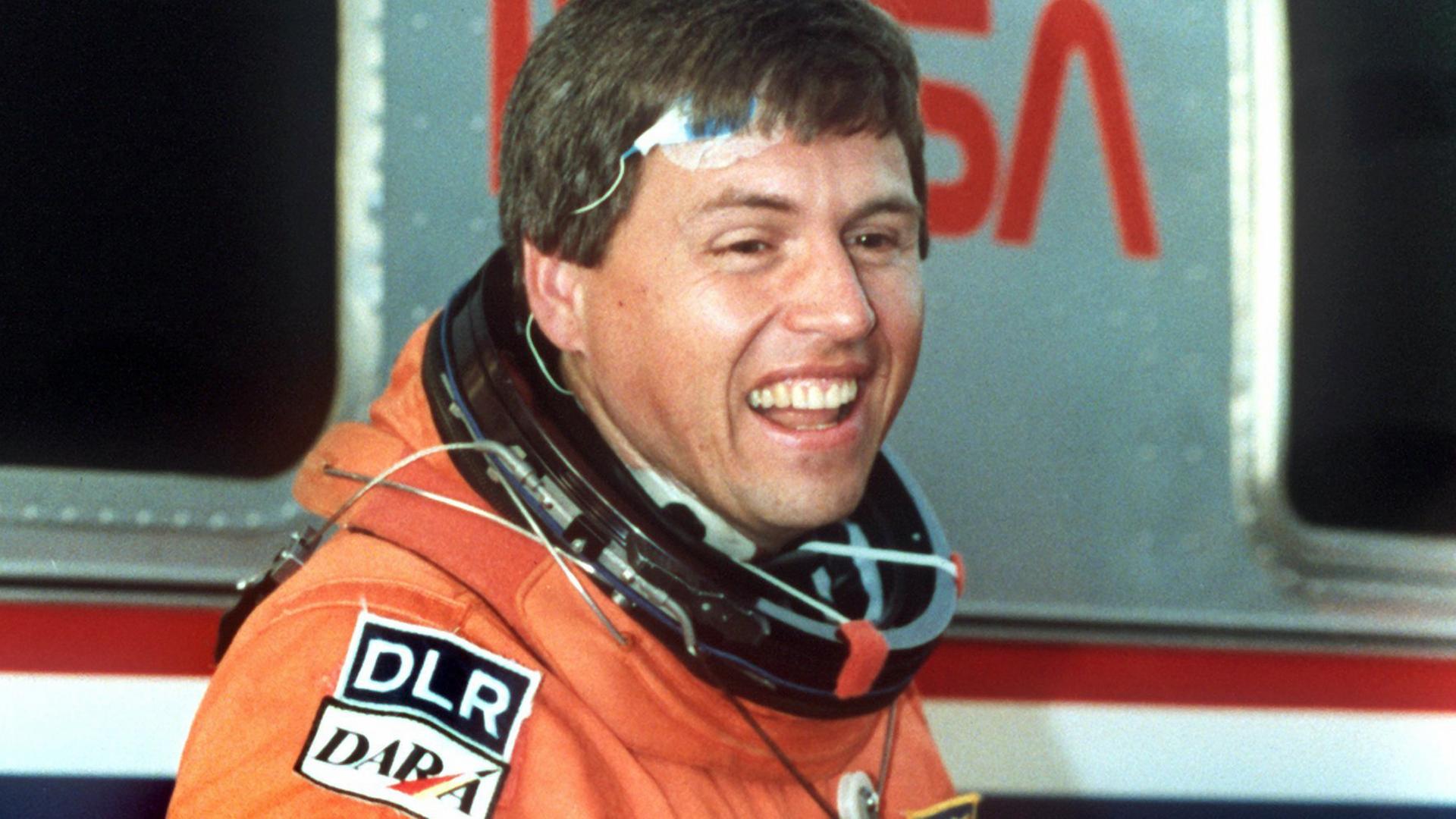 Der deutsche Wissenschaftsastronaut Ulrich Walter am 26.4.1993 auf dem Weg zur Startrampe kurz vor dem Start der Raumfähre Columbia von Cape Canaveral. Der deutsche Wissenschaftsastronaut Ulrich Walter am 26.4.1993 auf dem Weg zur Startrampe kurz vor dem Start der Raumfähre Columbia von Cape Canaveral.