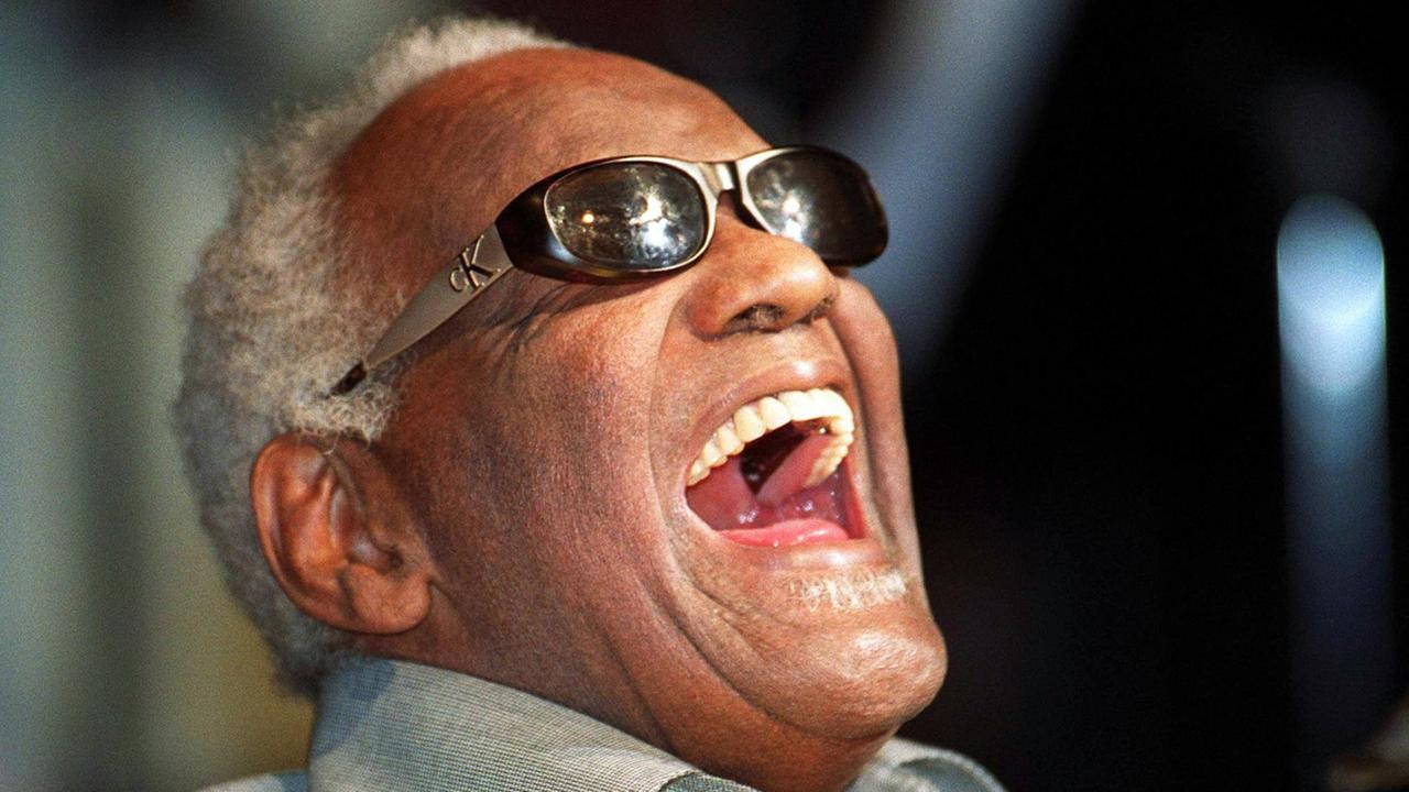 Soul-Legende Ray Charles singt im Jahr 2000 in einem Fernsehstudio in Paris.